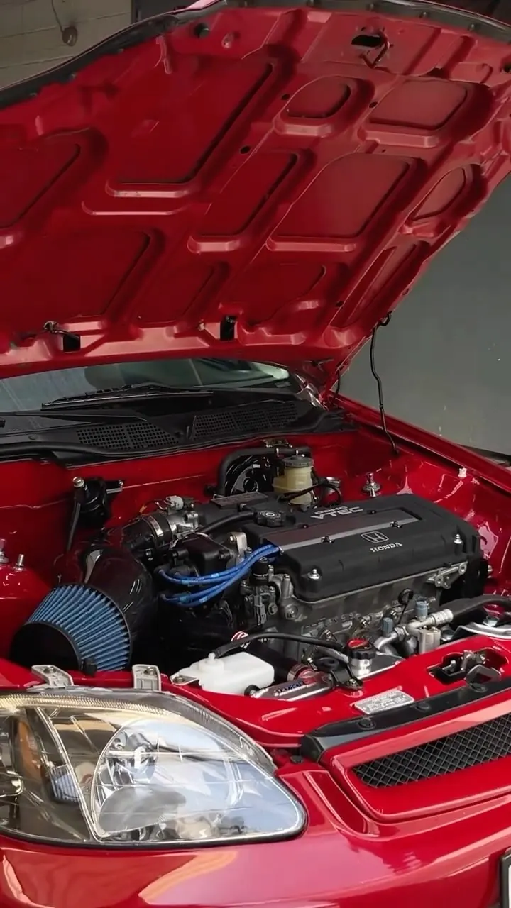 Honda Civic SiR rojo y su bahía de motor, publicado por Sir Custom Shop